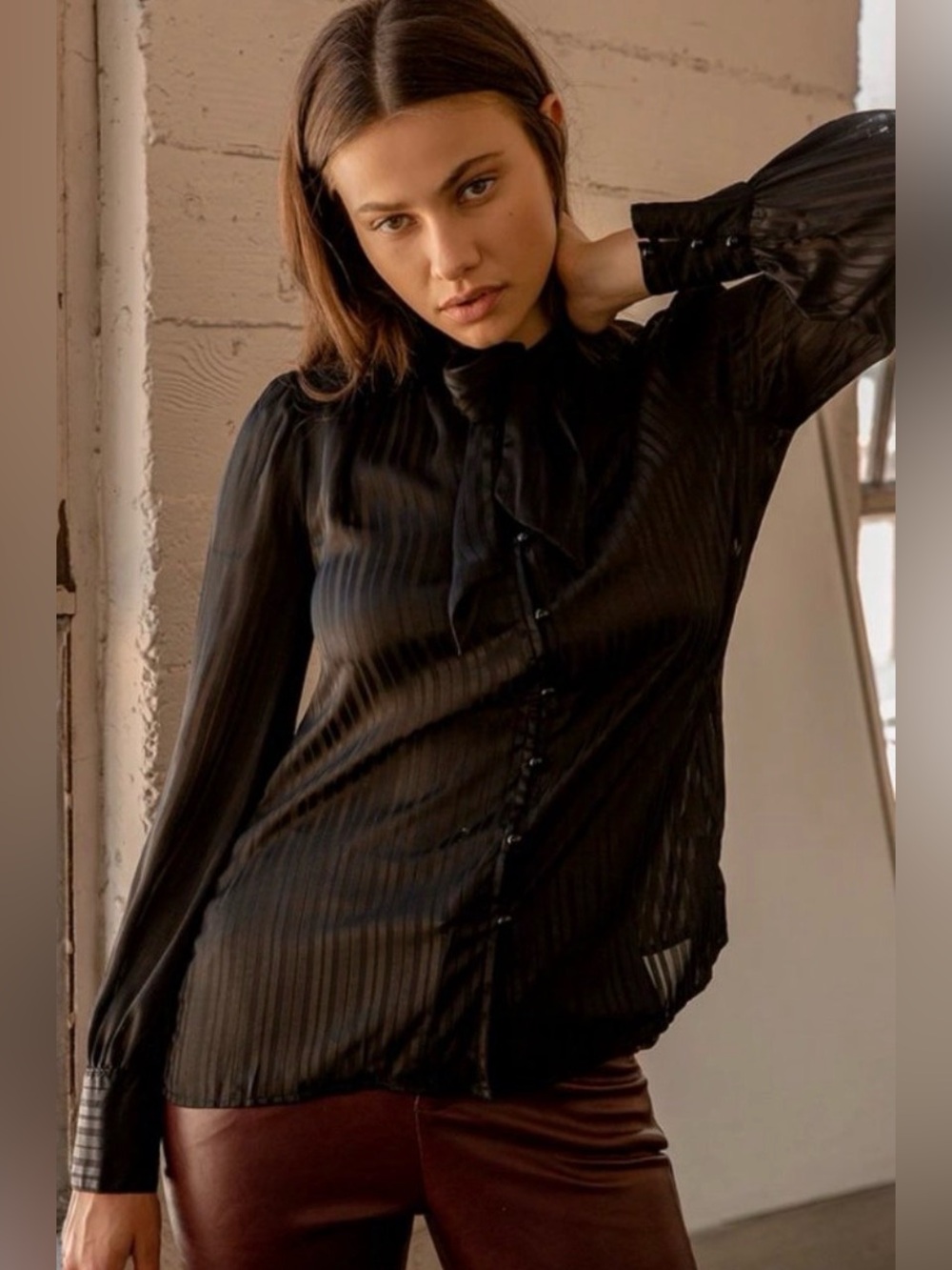 NWT Lulu’s Black Striped Tie-Neck Button-Up Top - Small